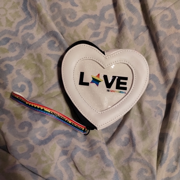 Love is Universal Fanny pack and heart coin purse - Picture 4 of 6
